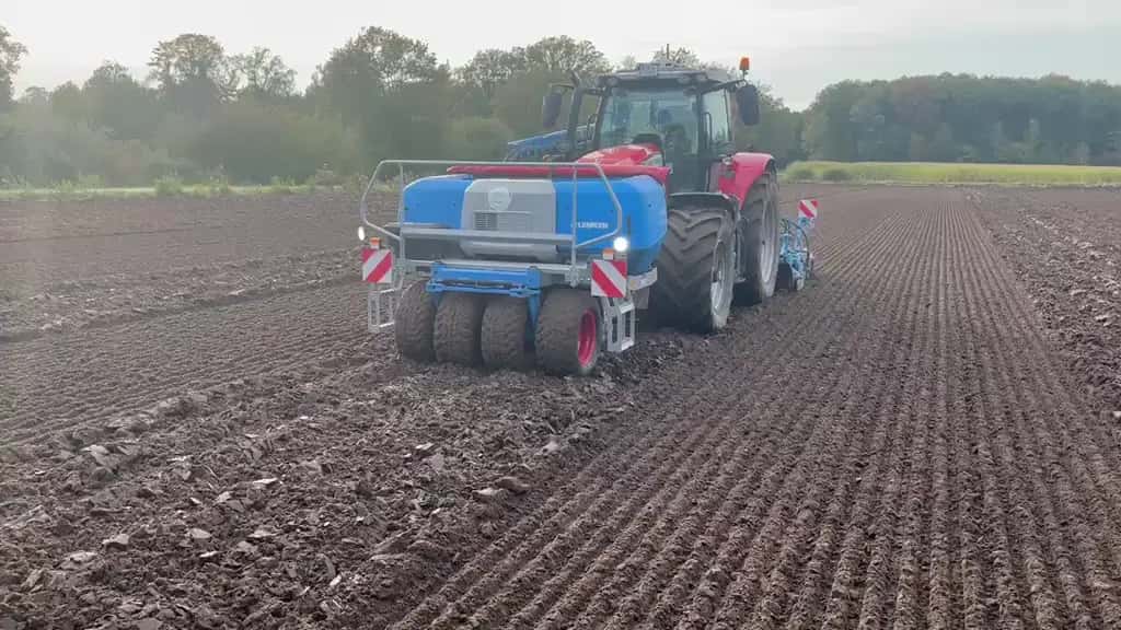 Sämaschine von MBK bei der Aussaat auf dem Feld