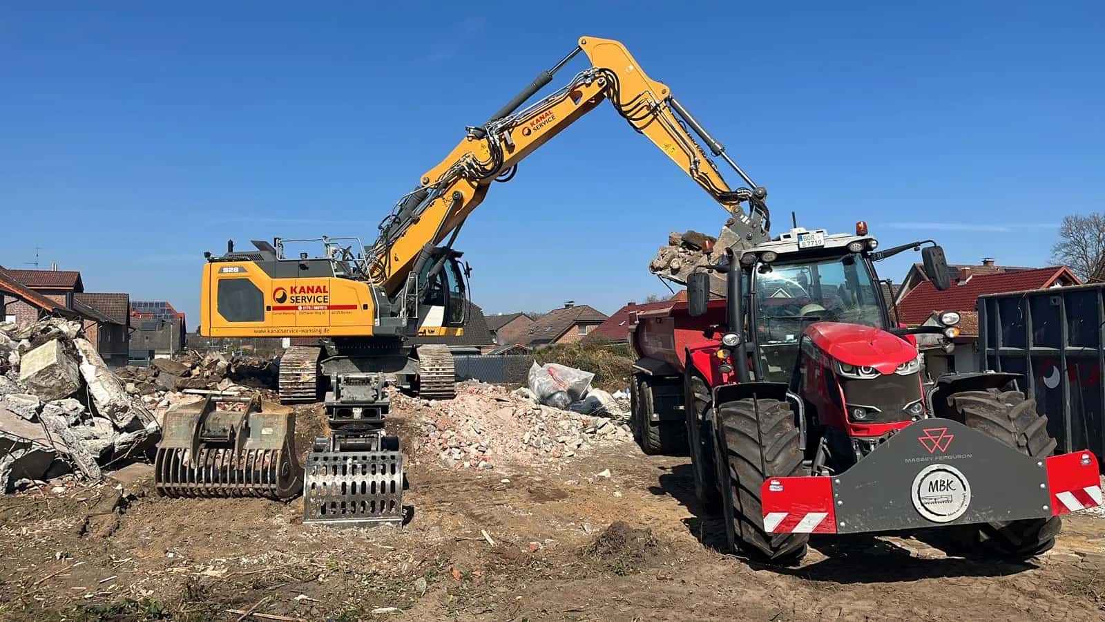 Traktor mit Mulde beim Erdtransport